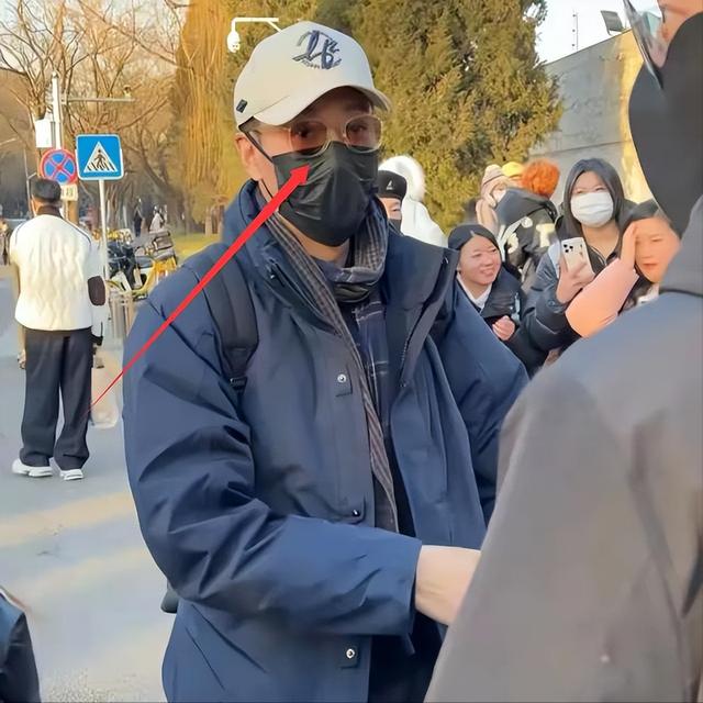 离过年不到2月，52岁辛柏青高调传出喜讯，朱媛媛终于可以放心了