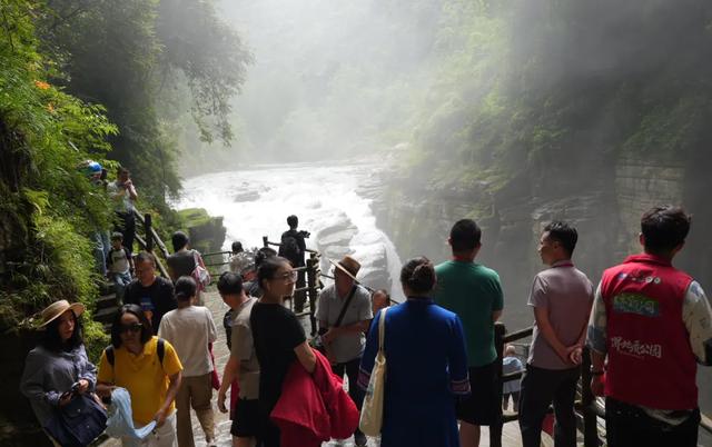 仙侠NPC溶洞迎宾,夷水丽川歌舞醉人!60余位文旅大咖踩线腾龙洞