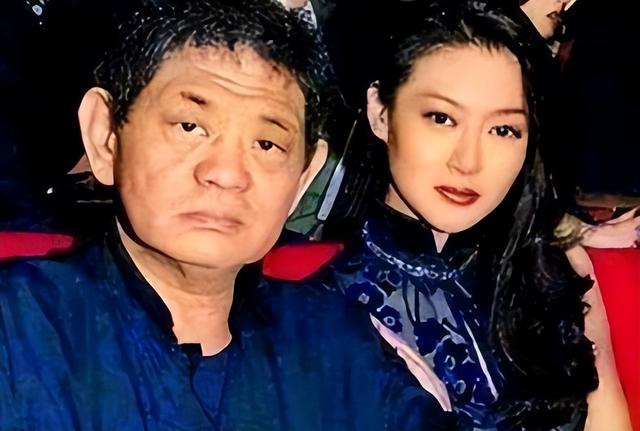 她，认干爹，拍风月片，被导演霸王硬上弓，靠山去世后沦为清洁工