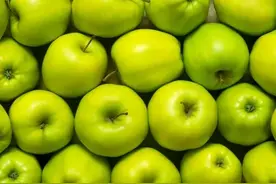 那年我去偷苹果，被果园的姑娘追了4里地，15年后，她说要嫁给我图片