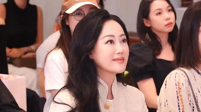 45岁仍拍三级片追求刺激？从亿万富豪再到烂片女王，她在追求什么