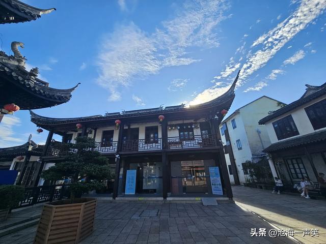 水乡周庄天空，是晴空万里，是万里晴空，是碧水蓝天，是蓝天碧水