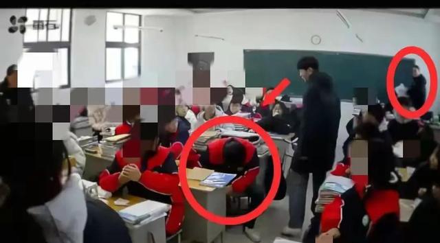 用凳子砸同学后续：马某开除正脸被扒已社死，恐新学校不好混