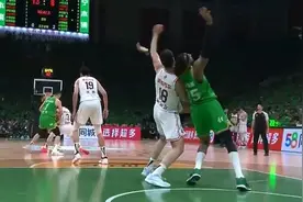 看看2位韩国裁判，是如何吹CBA的！图片