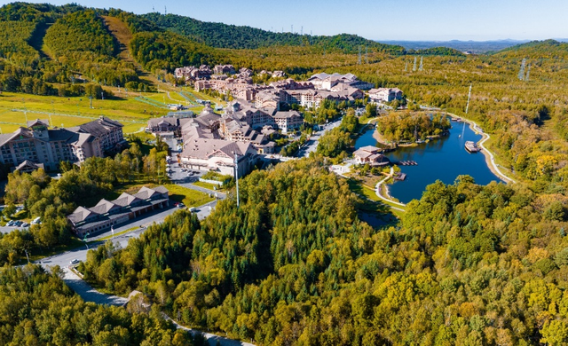 沈白高铁开通运营，长白山迈入高铁旅游新时代——长白山万达国际度假区客流激增，多重礼遇迎国庆新机遇