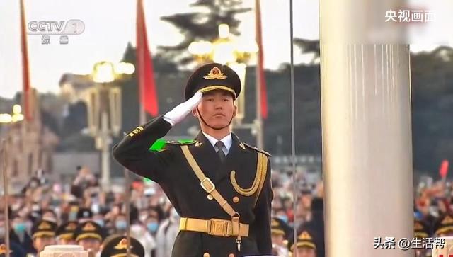 天安门原升旗手张自轩分享结婚喜讯，曾12年间升旗7000余次零失误