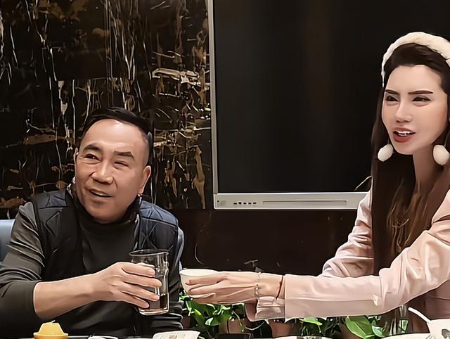 63岁杨议收美女徒弟，女生穿得花枝招展鞠躬敬茶，牵手贴脸引争议