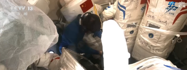 “3年15次”→“4年20次”！第二代“飞天”舱外航天服家族有哪些成员？