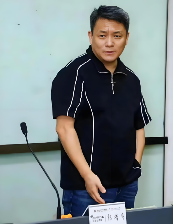 她19岁与导演私奔，在地下室裸婚连生3胎，今被丈夫用7部剧捧红