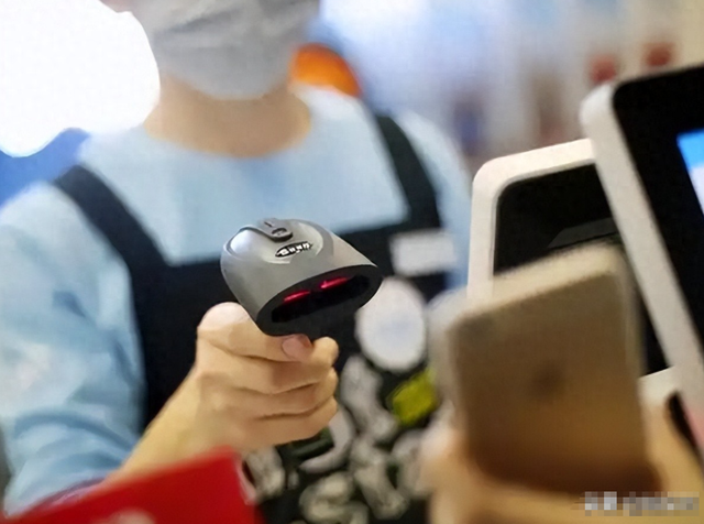 “嘀”一声钱就没?扫码枪不输入密码就能把钱扫走，早了解不吃亏