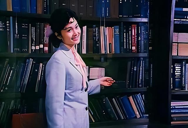 她是天生丽质的美女演员，嫁给军委副主席之子，离婚后成知名画家