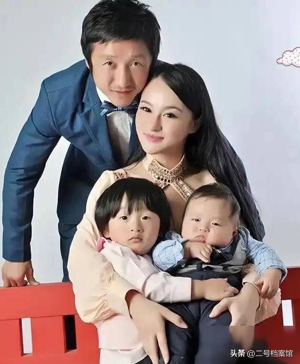 继"拳王"邹市明损失2亿后 又因妻子冉莹颖喝多上台吹瓶，羞愧捂脸