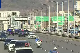 数台韩国总统警卫处车辆驶出总统官邸 尹锡悦或在车队内图片