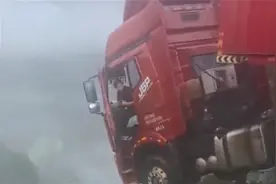 对话“卡车悬桥上”获救司机：感觉路面下沉，赶紧踩刹车！获救5小时后才平静下来图片