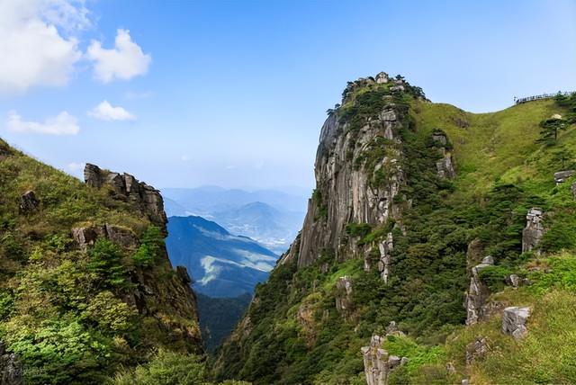 此生必爬的十大名山：从人间仙境到极限挑战，你敢来征服吗？