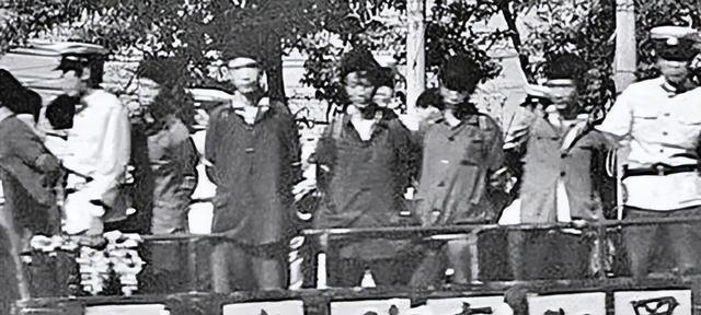 80年代，武警正在捆绑罪犯的场景，这种绑法越挣扎捆绑的越紧