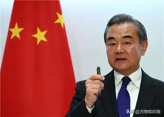 “外交男神”王毅年轻旧照，与妻子罕见同框，岳父曾是周总理秘书