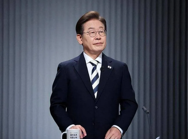 吃完了酒席，李在明启程离京，临走前终于对华改口	，一个时代告终