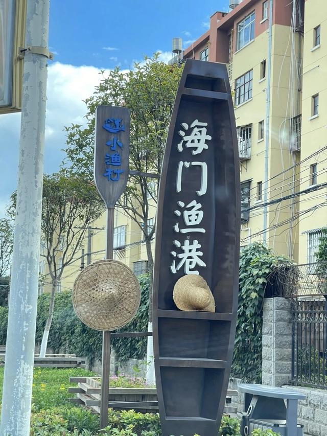 滇池边藏了个“小鼓浪屿”，白房子+彩虹桥+喂海鸥…朋友圈收割机