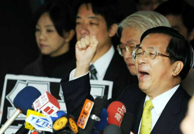 1993年石维坚建议蒋纬国回大陆看看，对方坦言道：回去就回不来了