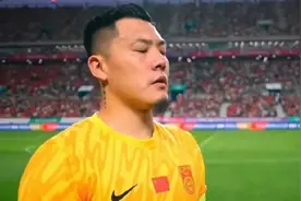 国足又丢球！11打10也能防守漏人，王大雷不满，武磊摔倒丢单刀图片