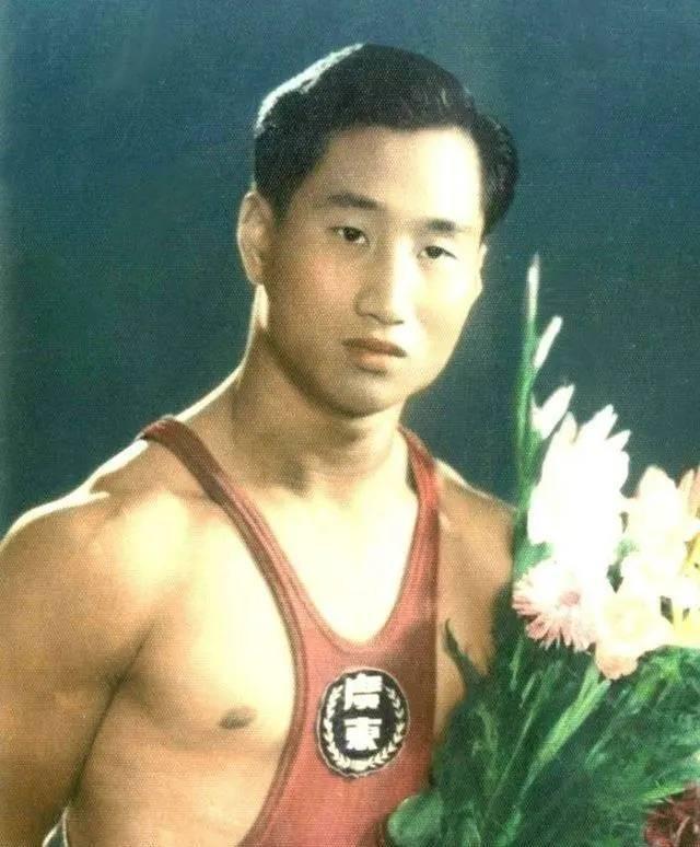 中国举重“祖师”陈镜开：曾被毛主席六次接见，十次打破世界纪录
