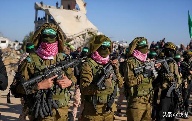 哈马斯首次“低头认输”，当面缴械武器！但背后搞小动作？