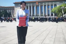 受到党中央、国务院表彰！任何时候，她都保持着对新闻的热情图片