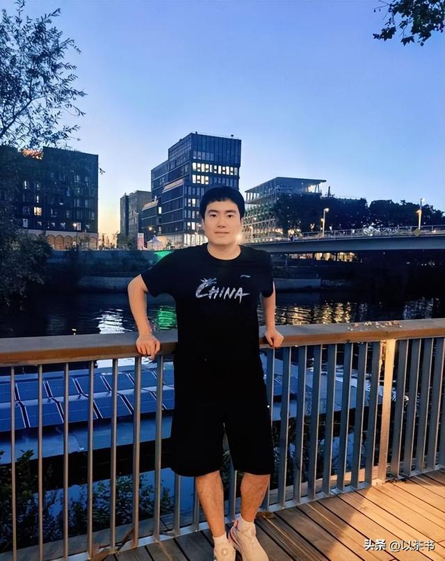 梁靖崑儿子太争气！子承父业获男单冠军奖状拿到手软，他亲自颁奖