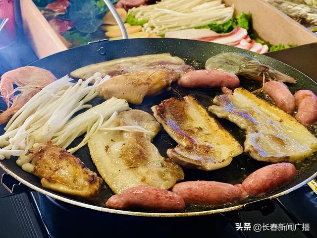 长春南溪湿地光影岛上演露天脱口秀 解锁夜生活新体验