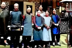 晚清老照片：地主与五位妻妾，正妻脸大腰圆，小妾头梳得油光蹭亮图片