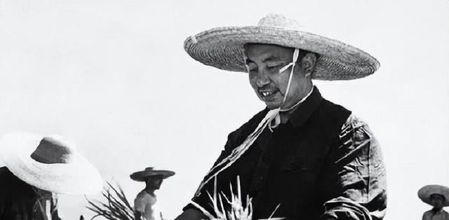 开国少将黎原，评价华国锋：他只是表面文弱，其实是个实干家
