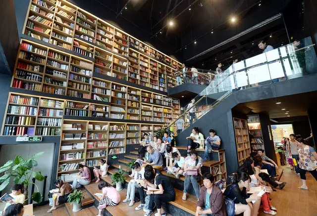 新华书店真不行了，人人只看不买却越赚越多？