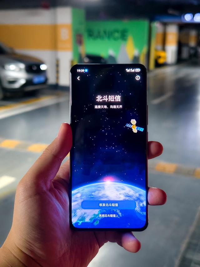 荣耀史上续航最强千元机！8000mAh+四曲屏，这手机是充电宝成精？