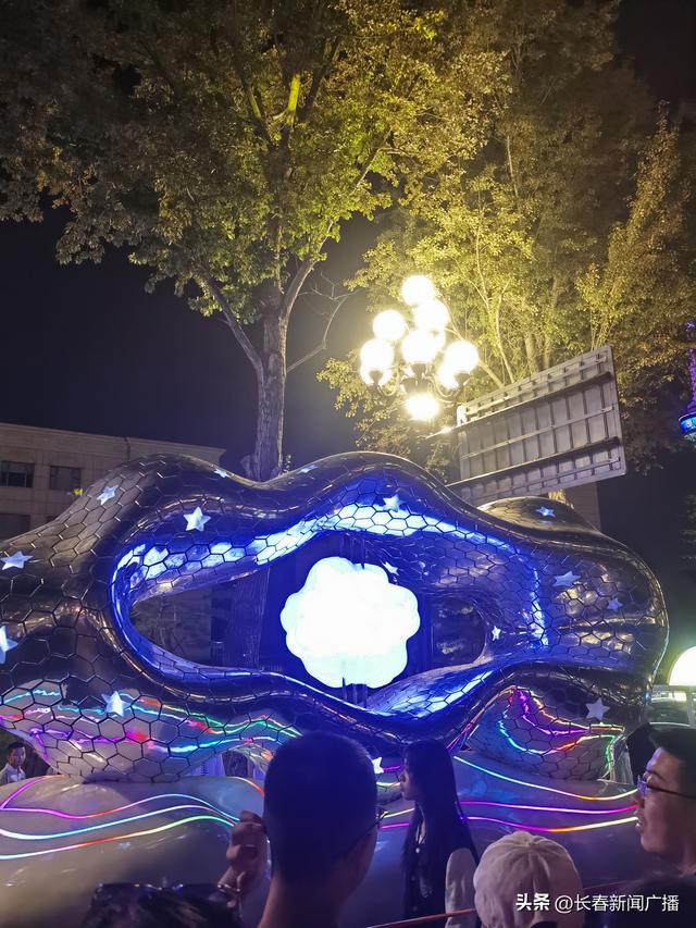 国潮花车巡游： 流动舞台演绎城市故事