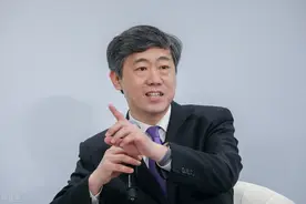 笑了，李稻葵教授怒喷摩托车规定：13年报废，荒唐！图片