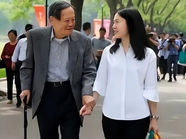 杨振宁走后1个月	，翁帆搬离别墅，穿帆布鞋吃食堂，带走34箱东西