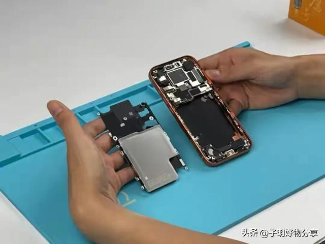 iPhone17拆解扎心真相：中国制造遍地开花，核心赚钱却靠国外！