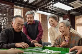 医生告诫：过了65岁，宁可每天出门打麻将，也别总去做这4件事情图片