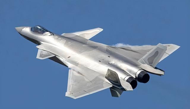 美媒：本月底，中国革命性武器大丰收，歼-36成为美军航母的天敌