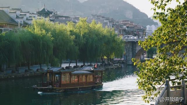 爽居在贵州丨一树金黄染古韵 满城诗意醉镇远