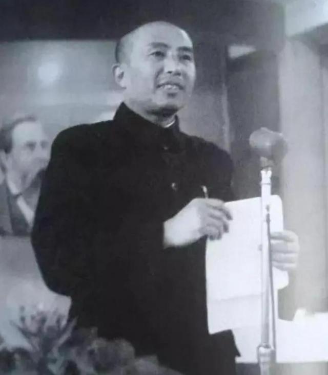 他是中组部原部长，女儿嫁给胡主席的儿子，侄儿担任过武警副司令