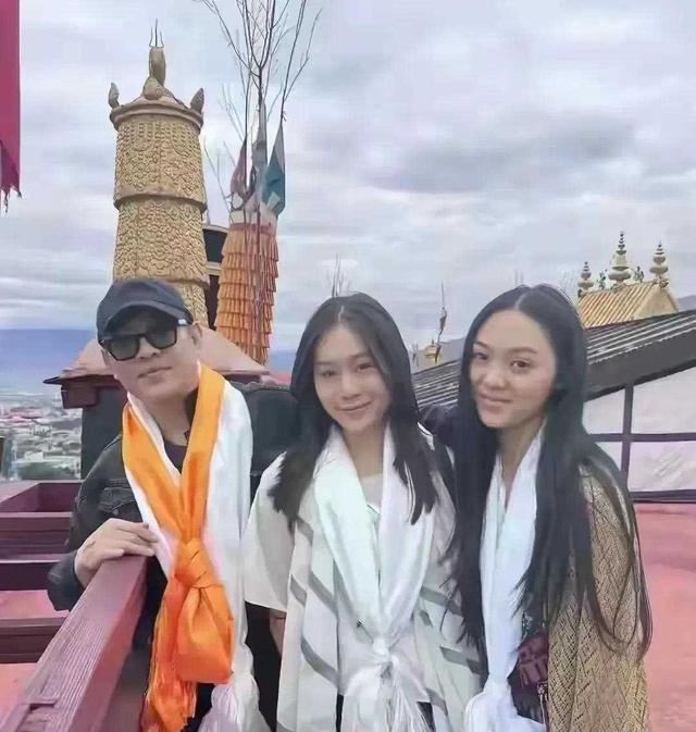 同是李连杰的基因，前妻黄秋燕的女儿和利智的女儿，差距格外明显