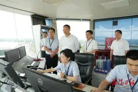 谢卫江在岳阳三荷机场调研图片
