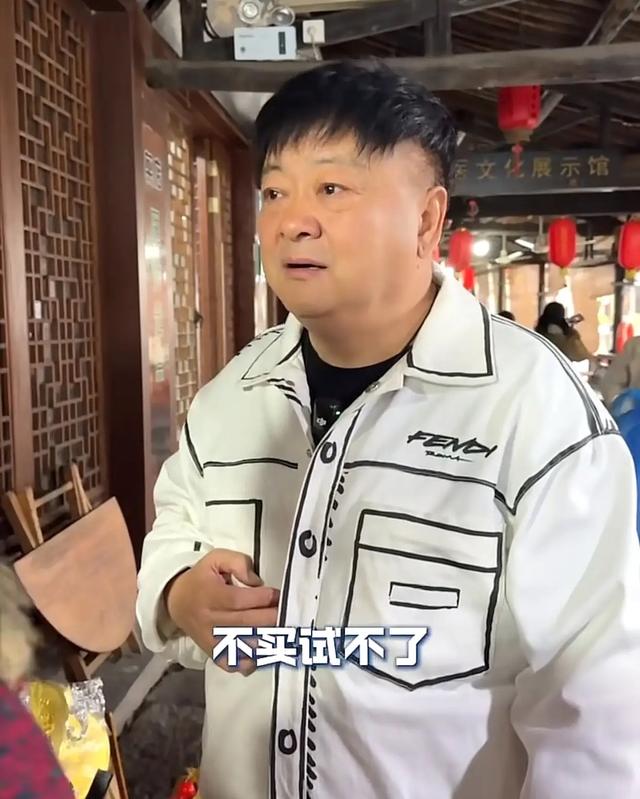洪剑涛浙江旅游！想试戴帽子要求“付5元”，走好远心里还不舒服