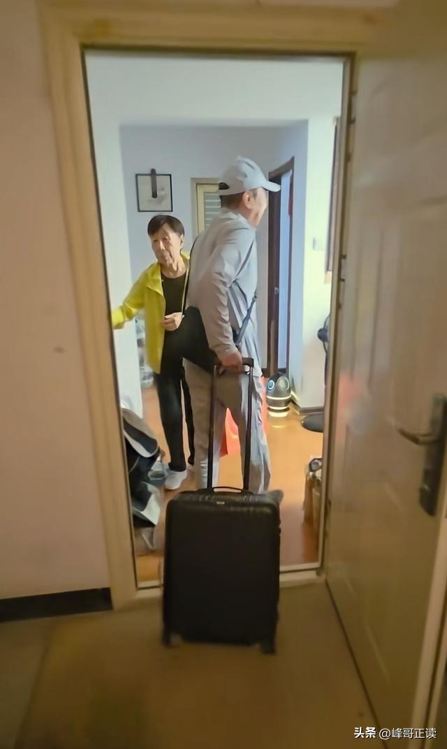 冯巩：与姐姐在大哥家过中秋节，父母不在了，兄弟姐妹感情依旧