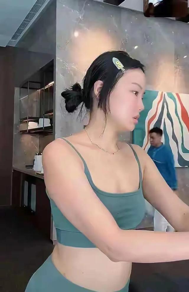 黄龄的紧身瑜伽装健身太棒了 身材曲线流畅 前凸后翘 性感简直太迷人
