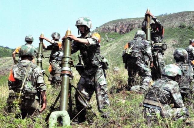 解放军新型钛合金小钢炮：2公里“吊打”狙击手，女生也能拎着跑