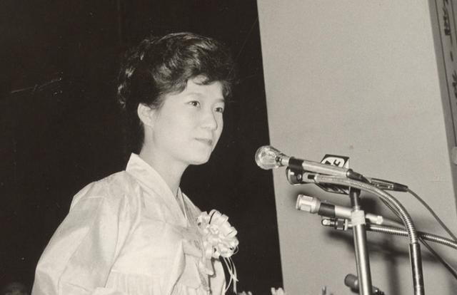 73岁朴槿惠晚年生活：没有丈夫和儿女住别墅，蓝颜柳荣夏寸步不离