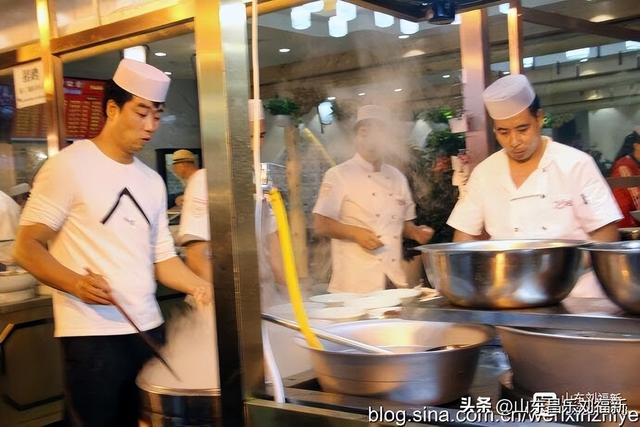 秋雨中的“西安回民街”街市（“陕西之旅”之六）